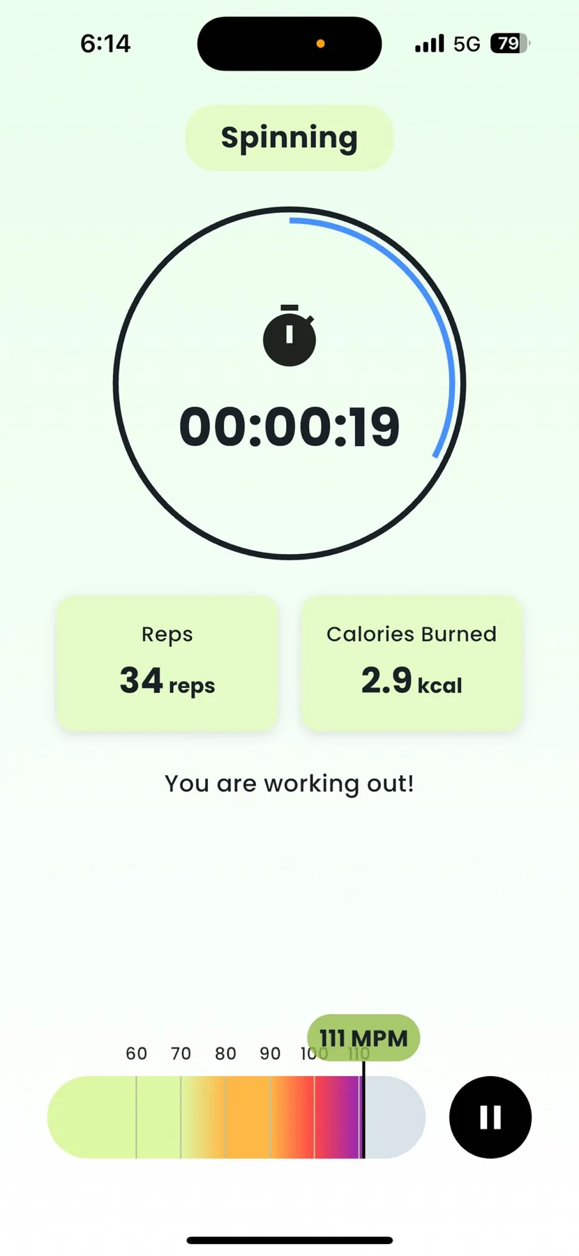 MotionAI 即時運動畫面：Spinning 模式、00:00:19 計時、34 reps、2.9 kcal 與 111 MPM